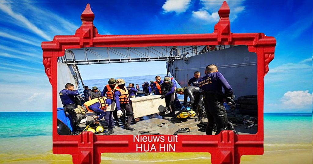 Duikers brengen een Boeddhabeeld en andere items uit gezonken HTMS Sukhothai in Centraal Thailand boven water 