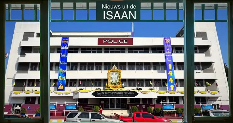 Politie in Noordoost-Thailand hangt levensgrote banners op aan het politiebureau om het publiek te waarschuwen voor online fraude