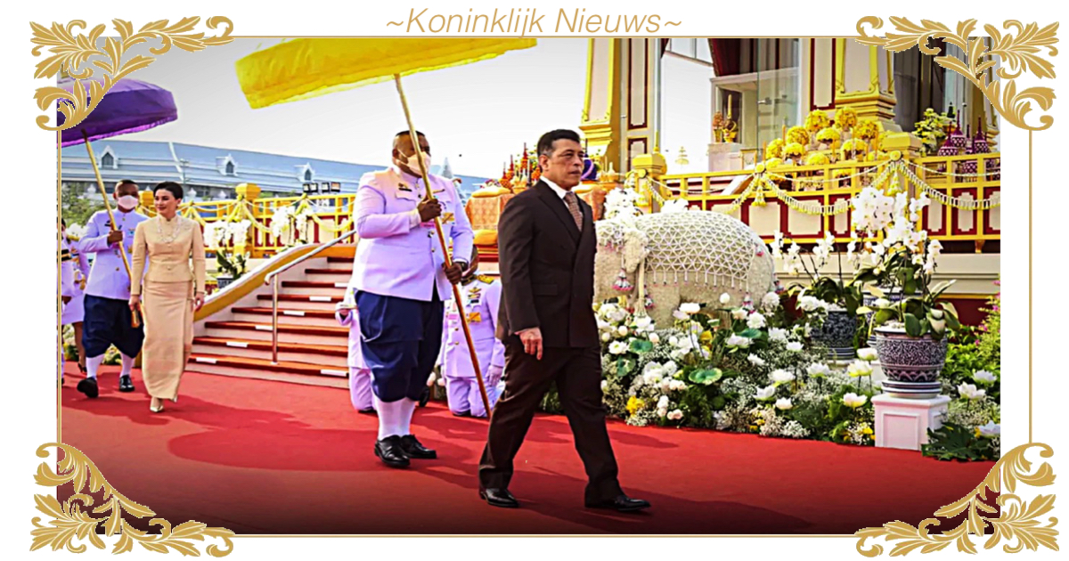 Hunne Majesteiten van Thailand brengen tijdens een speciale ceremonie hulde aan de relikwieën van Boeddha