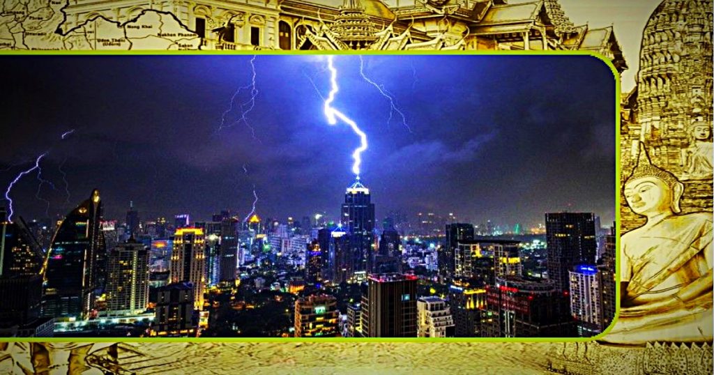 De eerste zomerstorm in de hoofdstad van Thailand zorgt voor wijdverbreide overstromingen met de nodige verkeersproblemen 