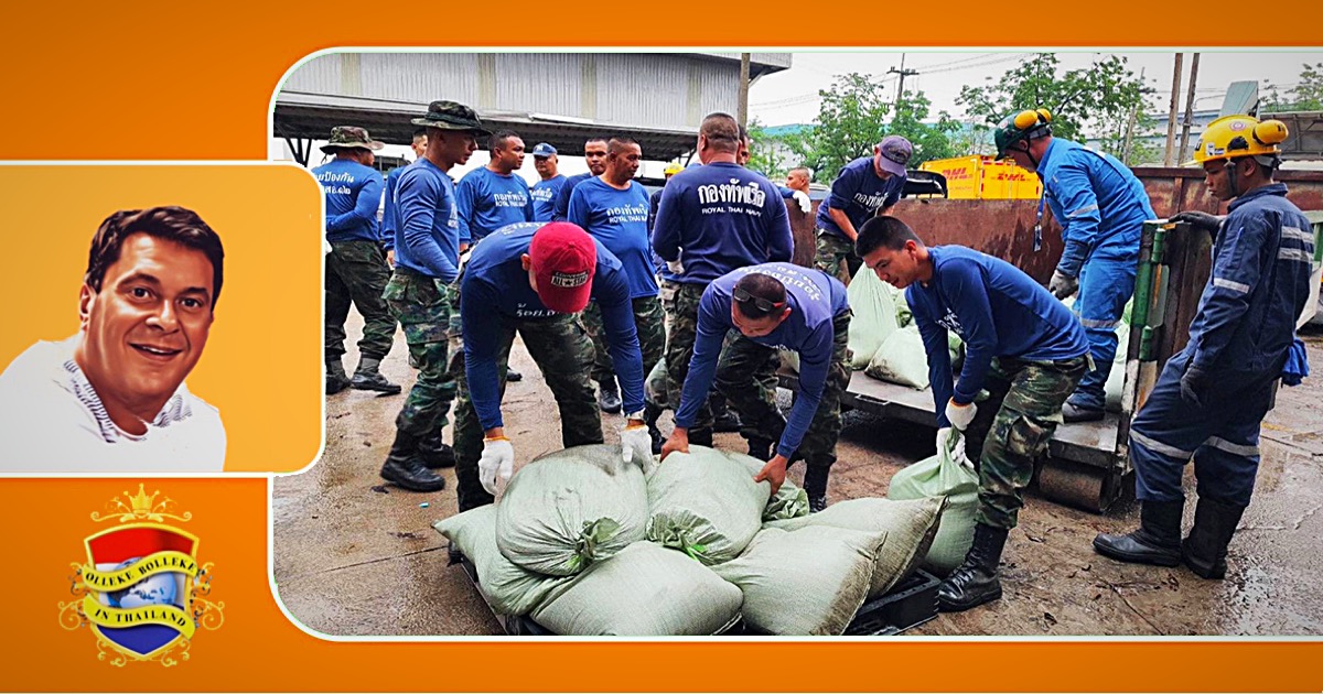 Marinepersoneel steekt in Sriracha de handen uit de mouwen om de rommel op te ruimen na de ernstige overstromingen