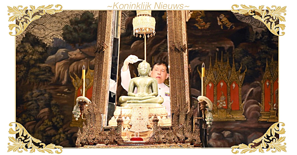 Zijne Majesteit van Thailand steekt het Emerald Buddha beeld in een zomers jasje