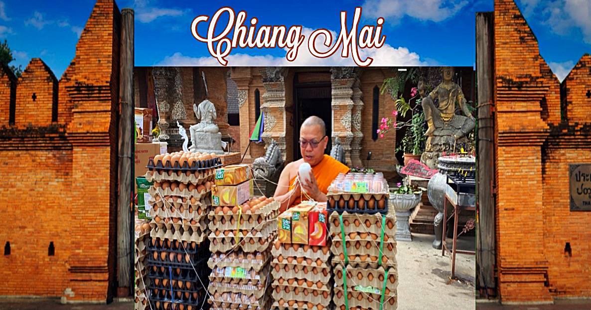 Boeddhistische monnik schenkt 3.000 eieren en ander voedsel aan de brandweer in Noord-Thailand 