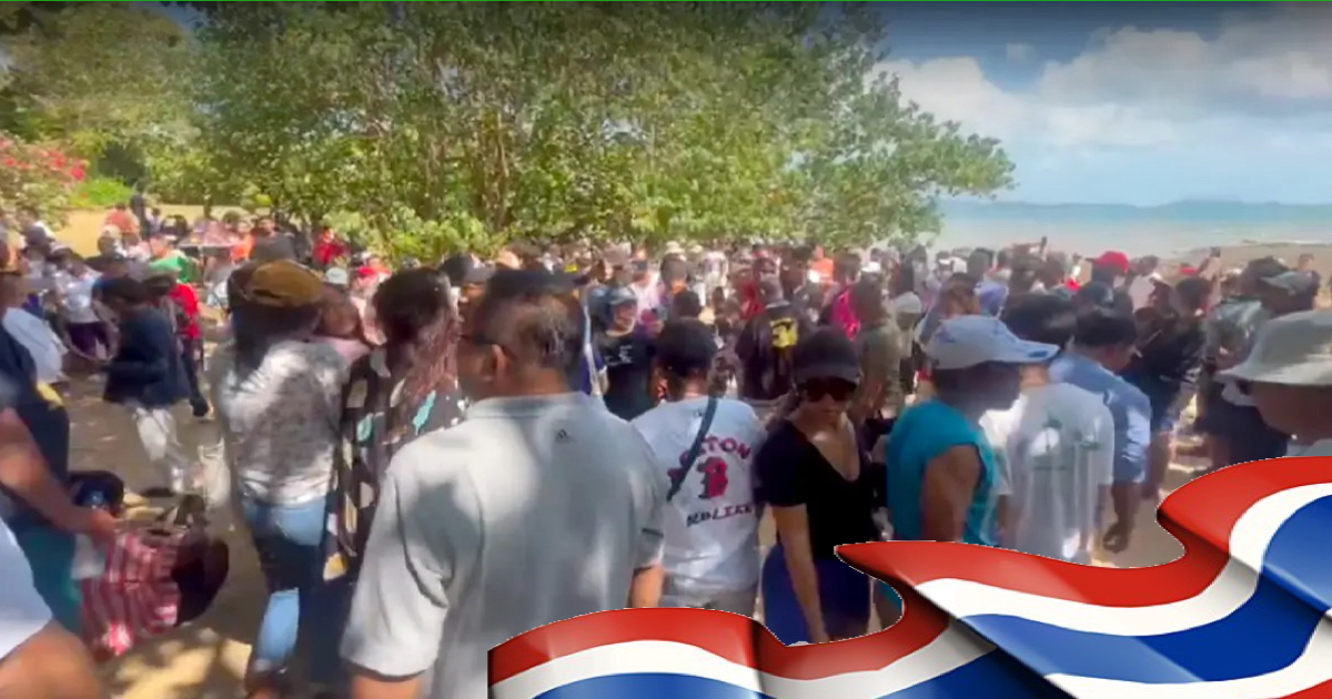 Honderden Thaise mensen protesteren op het strand tegen de Zwitser die een dokter zou hebben geschopt