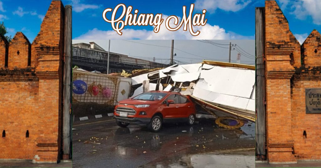 Zomerstorm in Chiang Mai velt een poortboog beschadigt auto