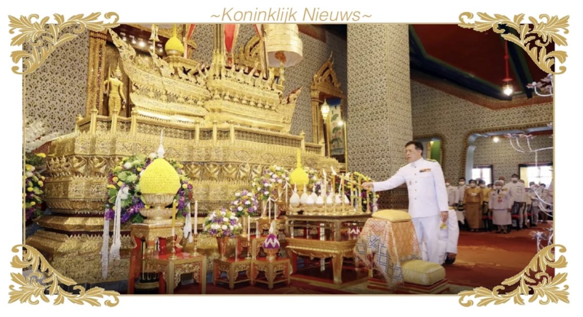 Koning en Koningin van Thailand markeren in het Grand Palace het Songkran feest met traditionele rituelen