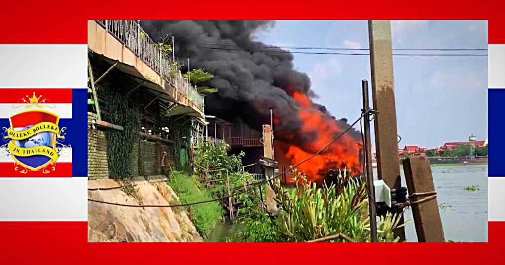 Rondvaartboot op de Chao Phraya-rivier vliegt ter hoogte van Ayutthaya in brand, bemanning van andere schepen helpen bij de evacuatie