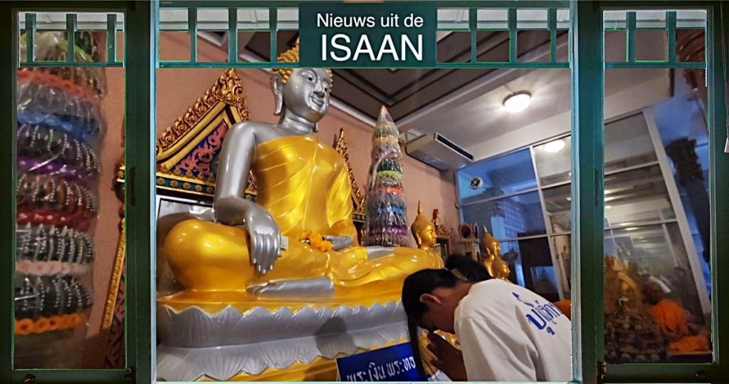 Lucky women in de Isaan brengt offerandes naar de tempel en krijgt “geluksgetallen” aangeboden om met 38 staatsloten te winnen