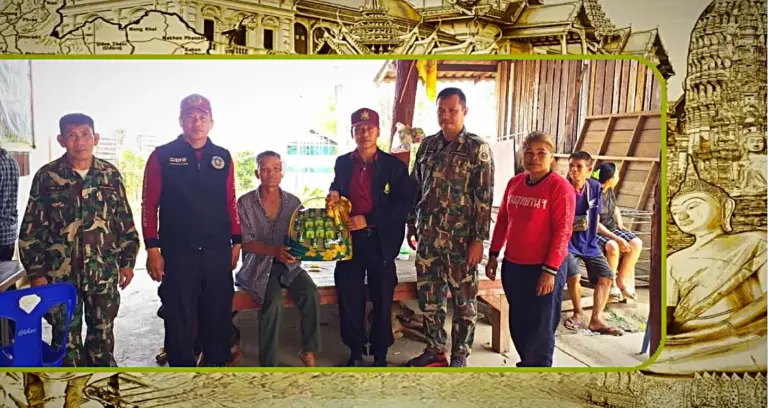 Vrijwillige brandweerman komt in Lampang oog in oog te staan met een agressieve Aziatische zwarte beer