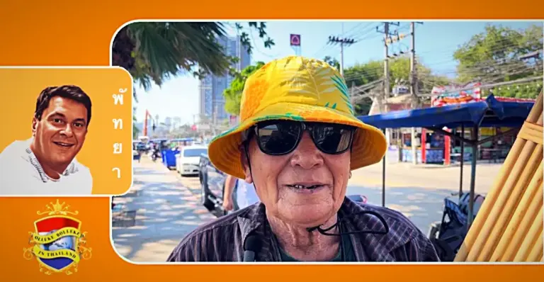 Thaise opa van bijna 80 jaar slentert dag in dag uit door Pattaya om zijn traditionele Isaan-muziekinstrumenten te verkopen 