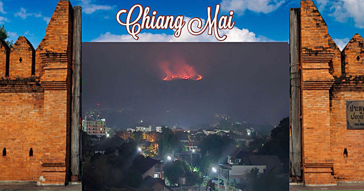 Een vuurzee verlicht de lucht boven Chiang Mai nadat er in het Doi Suthep-bos brand ontstond 
