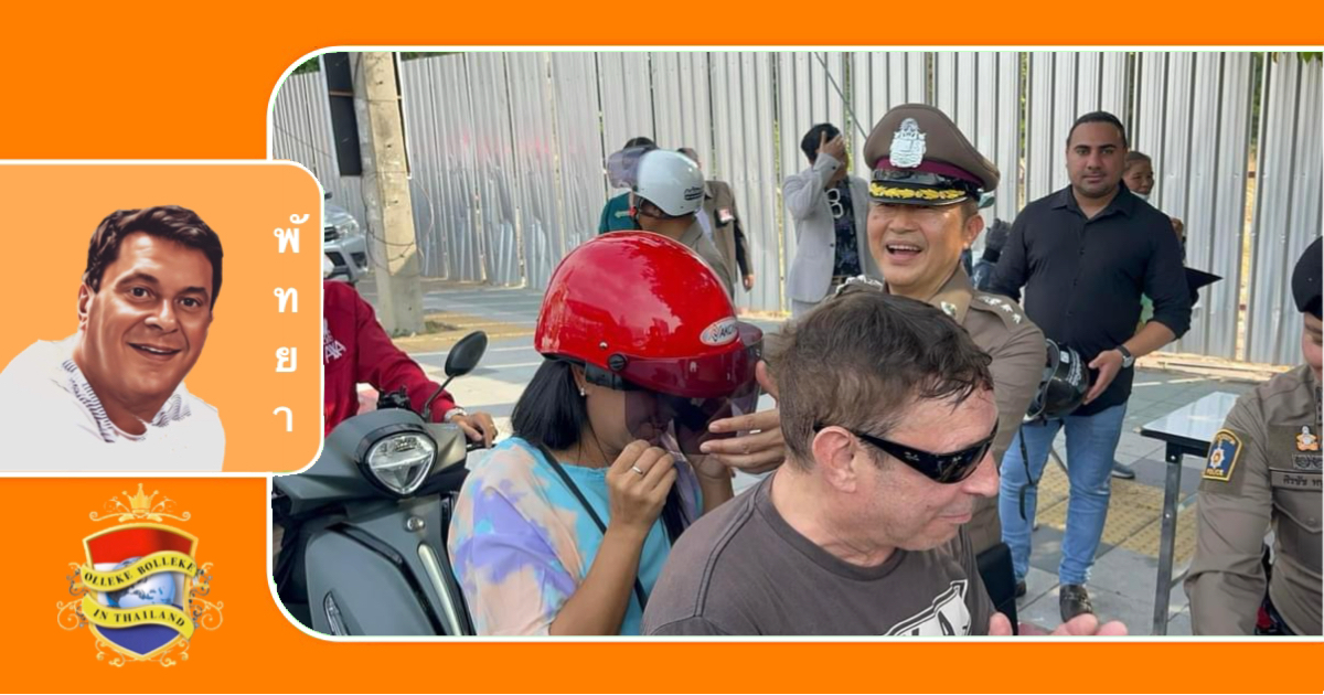 De politie van Pattaya deelt motorhelmen uit voorafgaand aan het Songkran Festival