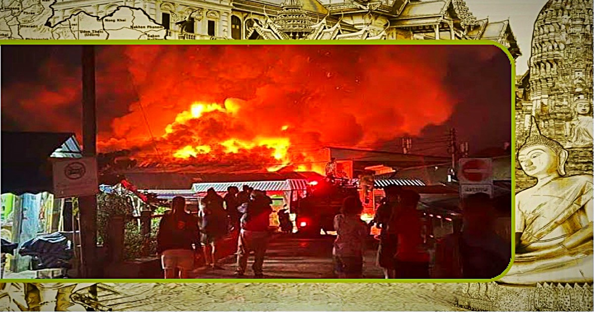 Enorme brand in de centrale markt in het tambon Mae Chan, in de provincie Chiang Rai, laat de marktkooplui berooid achter