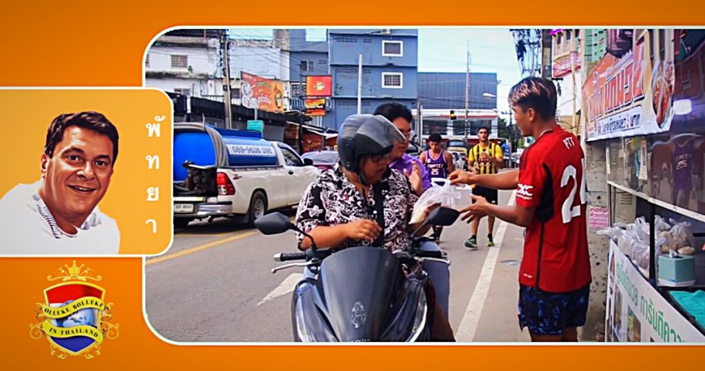 Muay Thai-kampioen van Pattaya geeft 1,200 gegrilde varkensspiesjes weg om de overwinning van Manchester United in de FA Cup te vieren
