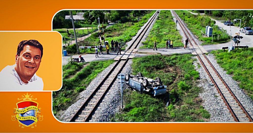 Automobiliste negeerde de waarschuwing bij een spoorwegovergang in Chonburi en wordt aangereden door trein