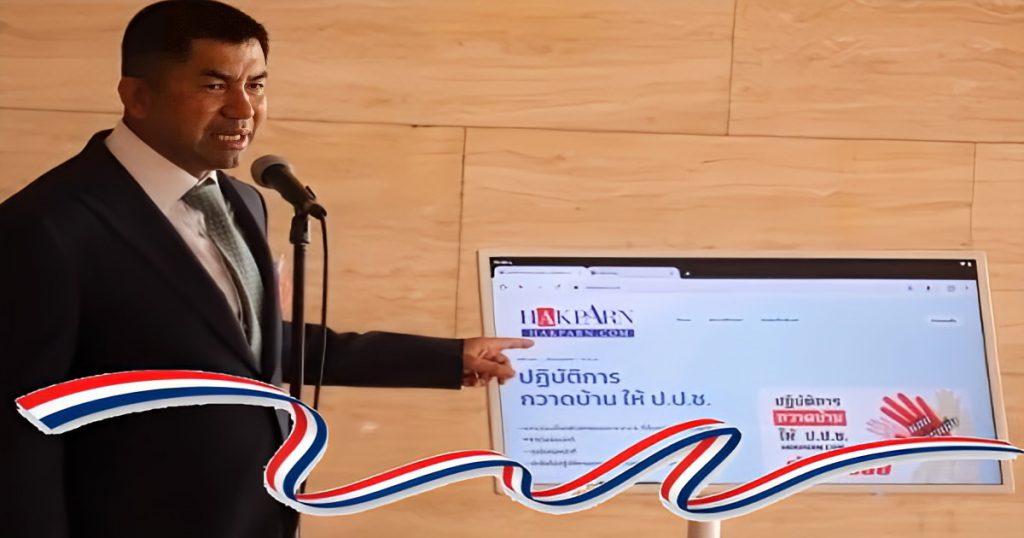 Hooggeplaatste politiegeneraal in Thailand, luitenant generaal Surachate Hakparn, beter bekend als Big Joke de laan uitgestuurd 