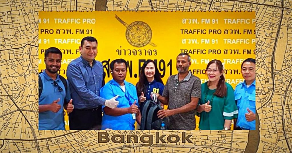 Eerlijke taxichauffeur uit Bangkok brengt een vergeten tas met 80.000 baht terug naar de rechtmatige eigenaar 
