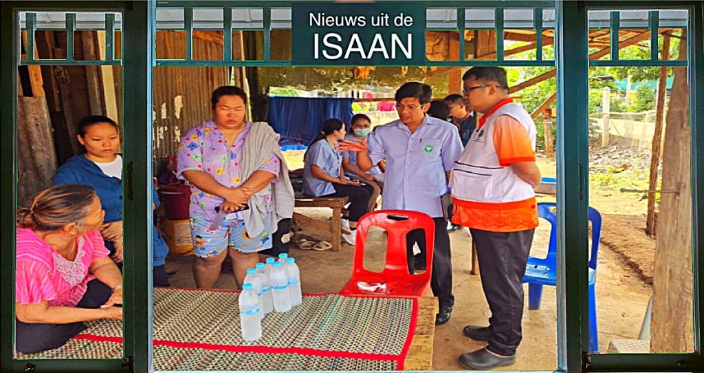 Kinderen kregen tijdens een ceremonie in Noordoost-Thailand geld toegeschoven om een fles sterke alcohol soldaat te maken, met alle gevolgen van dien