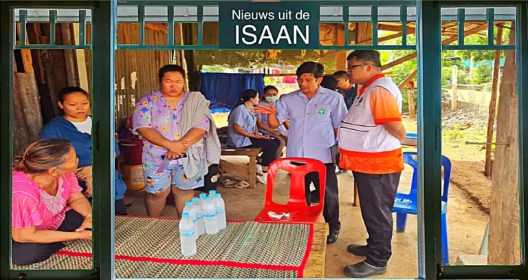 Kinderen kregen tijdens een ceremonie in Noordoost-Thailand geld toegeschoven om een fles sterke alcohol soldaat te maken, met alle gevolgen van dien