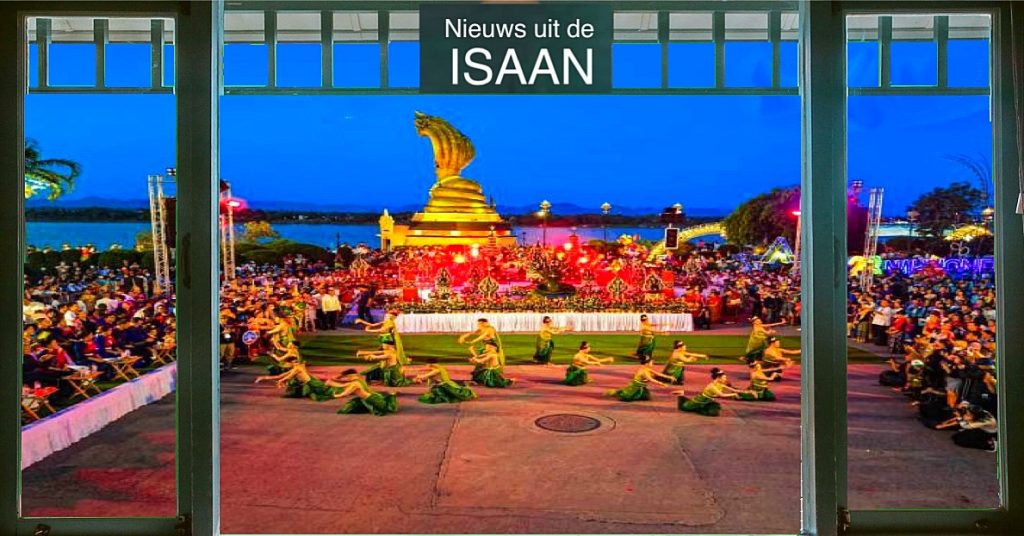 De stad Nakhon Phanom  in Noordoost-Thailand eert het slangen standbeeld tijdens een Cultureel festival 
