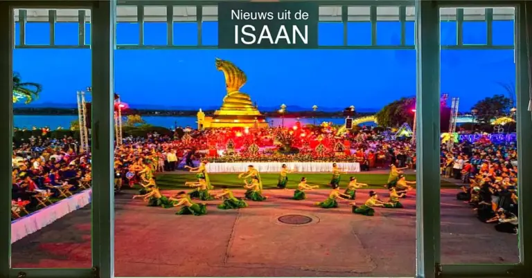 De stad Nakhon Phanom  in Noordoost-Thailand eert het slangen standbeeld tijdens een Cultureel festival 