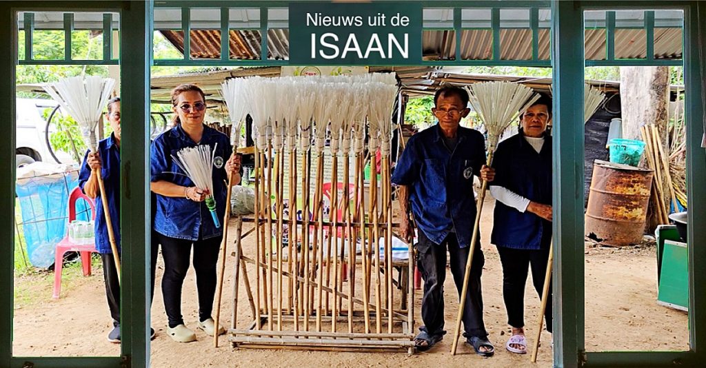 The World Conservation Broom Group in Noordoost-Thailand verhoogt het inkomen met milieuvriendelijke bezems