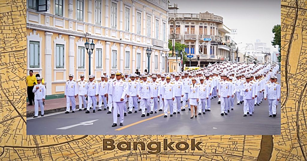Imposante wijwaterceremonie in Wat Phra Chetuphon markeert de verjaardag van de Koning van Thailand