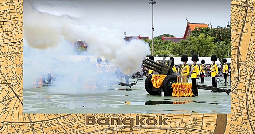 Leger, marine en luchtmacht van Thailand brachten saluutschoten ter ere van Koning 