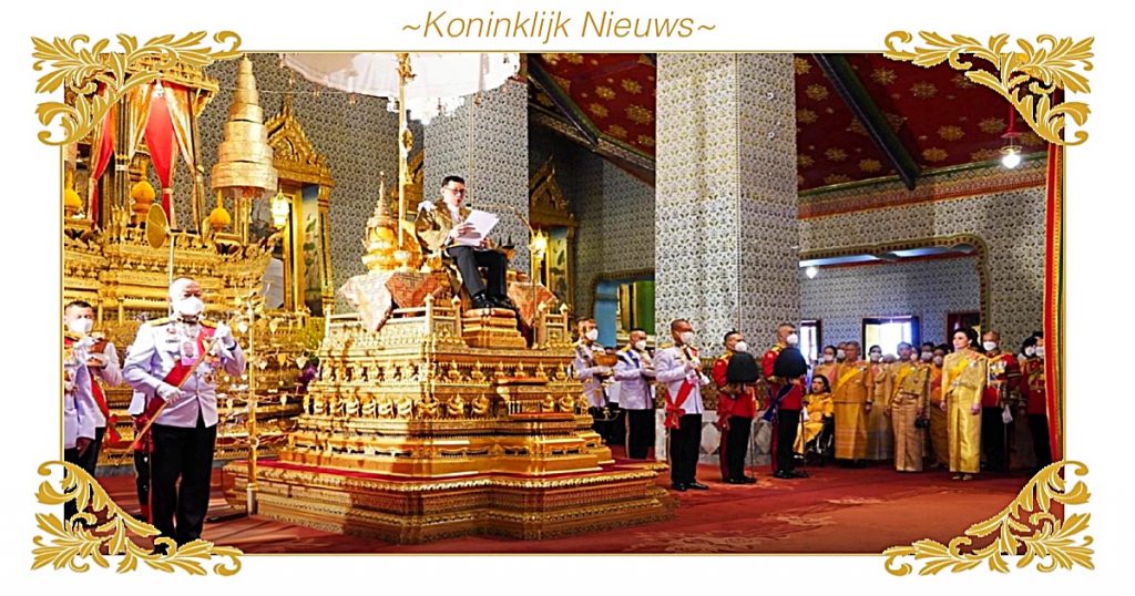 Zijne Majesteit de Koning en zijn gemaal van Thailand verleden audiëntie in het Grand Palace in Bangkok