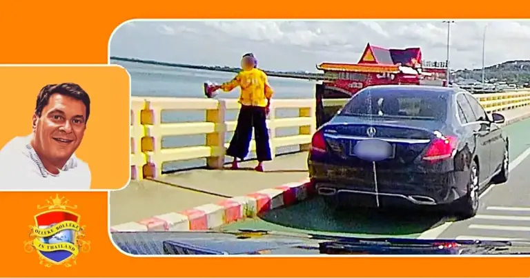 Bevolking Thailand bekritiseert een Thaise tante die haar auto langs de kust parkeerde en afval in de zee dumpte