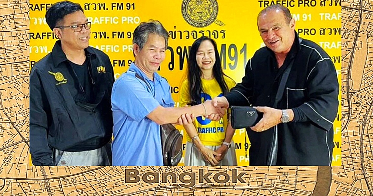 Taxichauffeur uit Bangkok geeft verloren tas met 75.100 baht terug aan een toerist