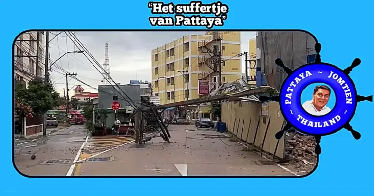 De aanhoudende regenval en sterke wind zorgen ervoor dat een steiger in Pattaya in elkaar stort