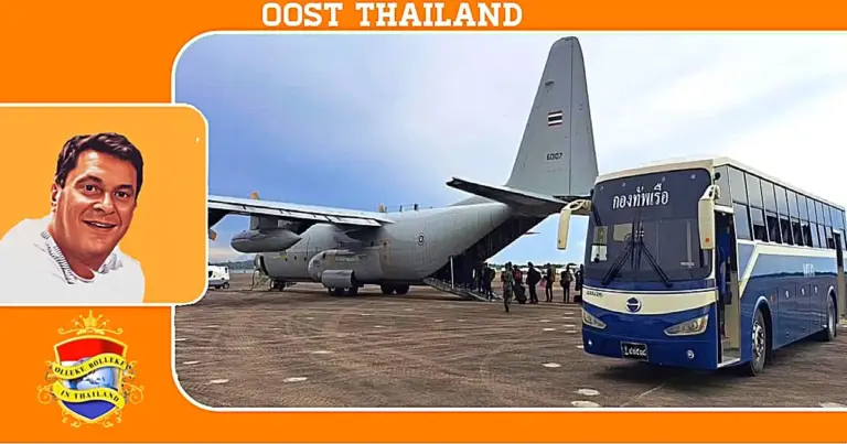 Koninklijke Thaise marine zet speciale troepen in voor noodhulp bij overstromingen in Noord-Thailand 