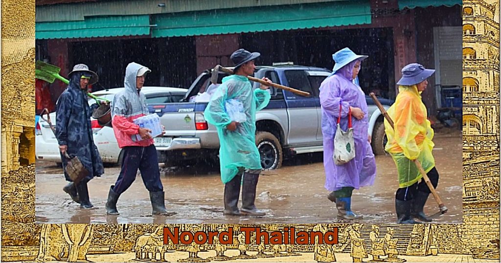 Thaise bevolking bouwt met vereende krachten het de door overstromingen getroffen gebied Mae Sai in Noord-Thailand weer op