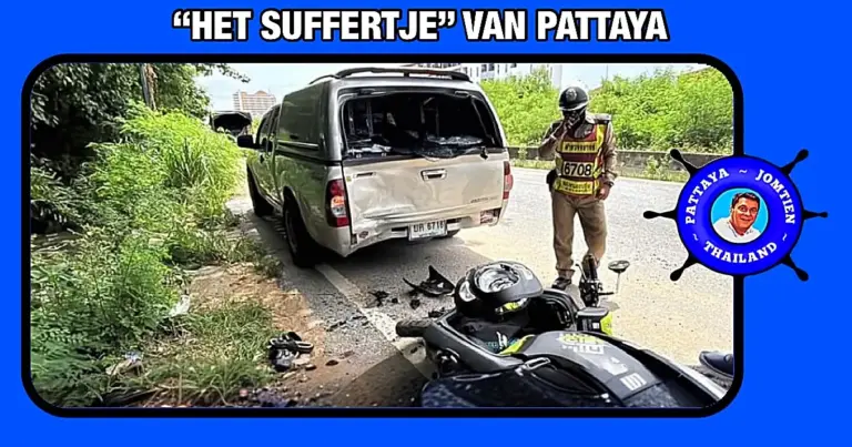 Telefoneerde motorrijder raakt in Pattaya ernstig gewond na tegen een geparkeerde pick-up truck te rijden 