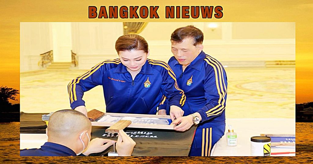 Koninklijke familie van Thailand doen een welkome bijdrage voor de kinderen in door overstromingen getroffen gebieden in Noord-Thailand 