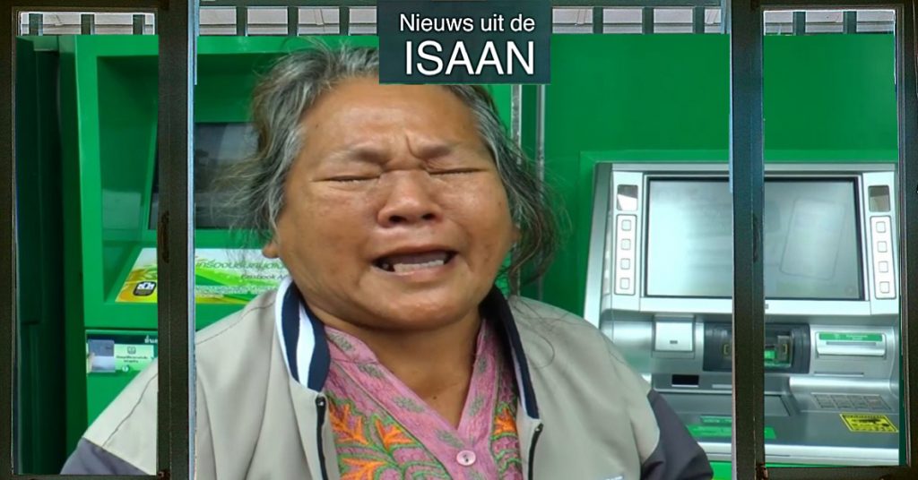 Oudere vrouw in Noordoost-Thailand plengt tranen van geluk bij geldautomaat, nadat ze 10.000 baht ontving om familie te onderhouden