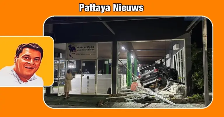 Auto rijdt een zonnepanelen winkel in Pattaya binnen, waarbij twee mensen gewond raken