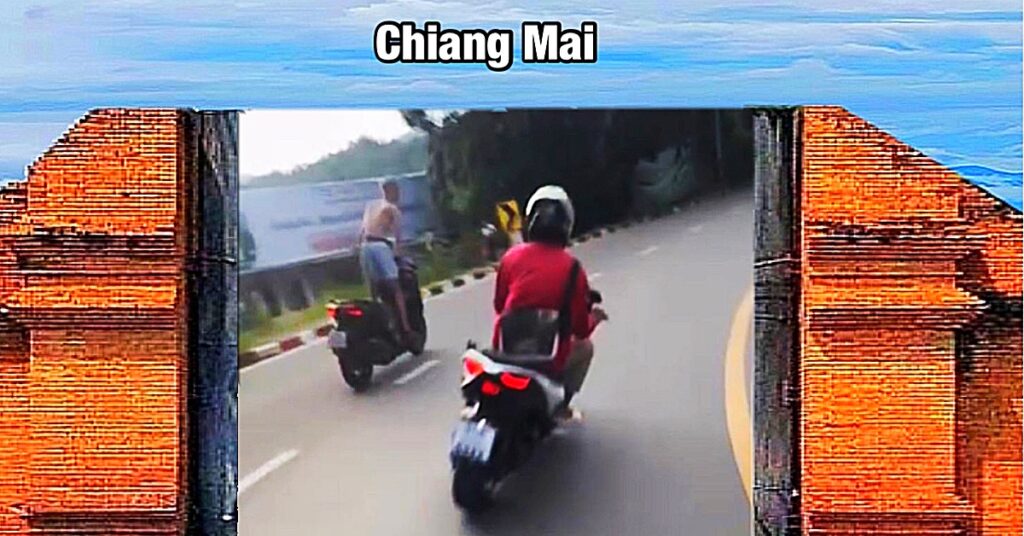 Toeristen politie Thailand trekt een Fransman aan zijn jasje voor het roekeloos motorrijden op de Doi Suthep 