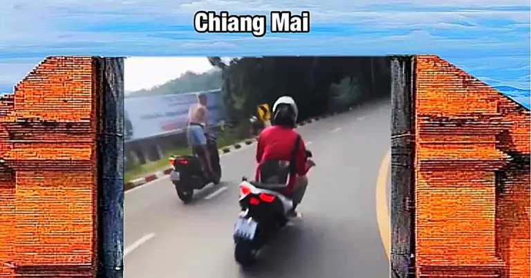 Toeristen politie Thailand trekt een Fransman aan zijn jasje voor het roekeloos motorrijden op de Doi Suthep 