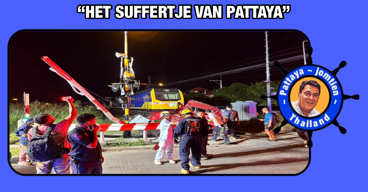 Chaos bij de Soi Khao Talo spoorovergang in Pattaya, aanstormende trein ramt een rode Suzuki Ertiga SUV, gelukkig alleen materiële schade