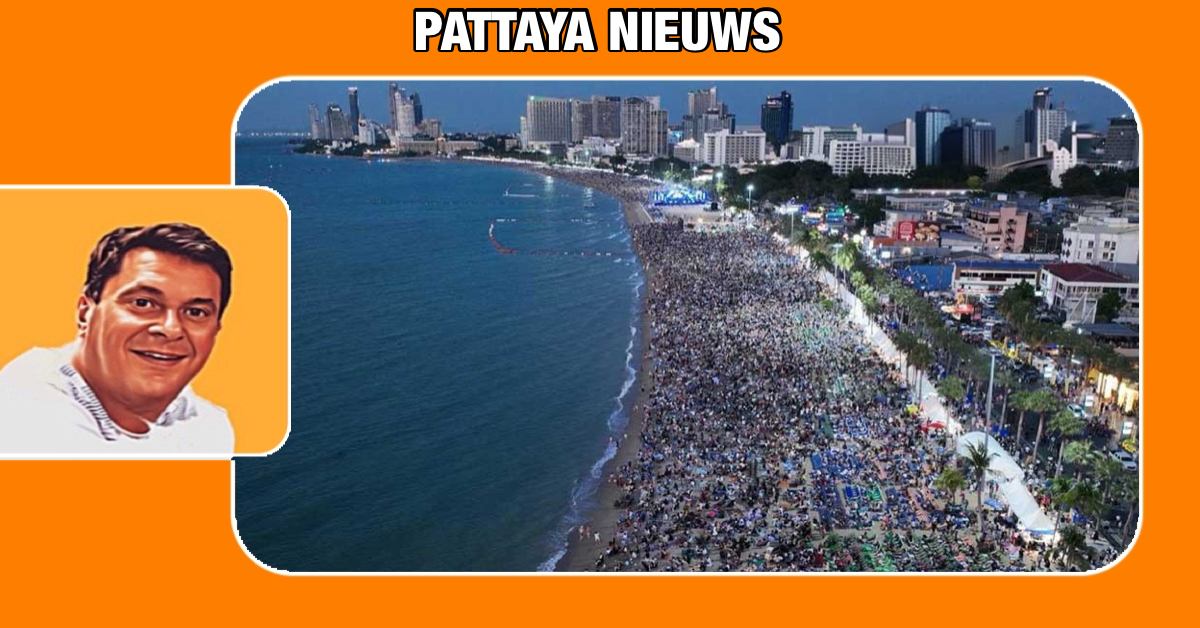 Adembenemend uitzicht vanuit de lucht op Pattaya Beach tijdens de eerste vuurwerkavond met duizenden bezoekers.