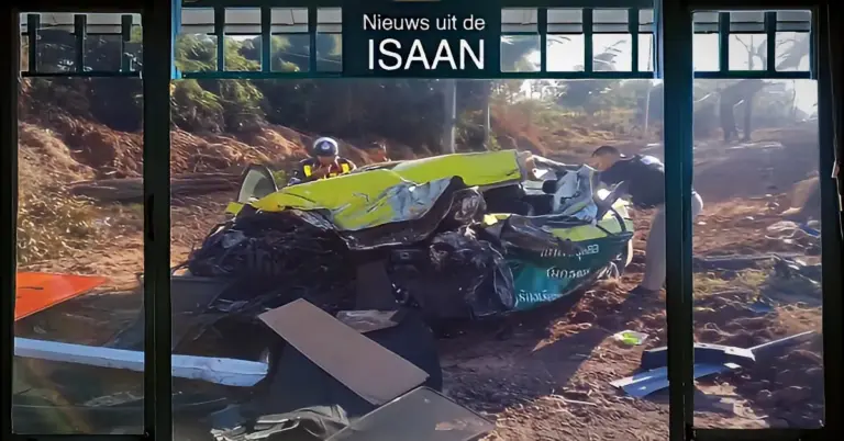 Taxi-chauffeur gaat er in Noordoost-Thailand vandoor zonder te betalen voor benzine en crasht tijdens de politieachtervolging 