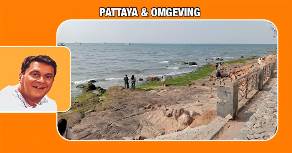Zeldzame groene algen bedekken de rotsen van de kaap Bali Hai in Pattaya en trekken veel bezoekers