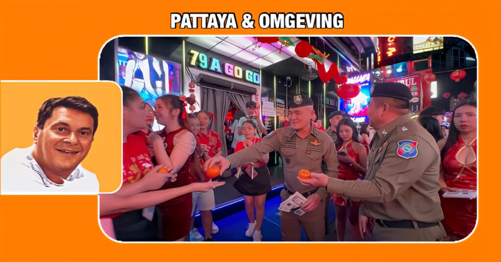 Toeristenpolitie van Pattaya deelt appeltjes van Oranje uit om toeristen een gelukkig nieuwjaar te wensen