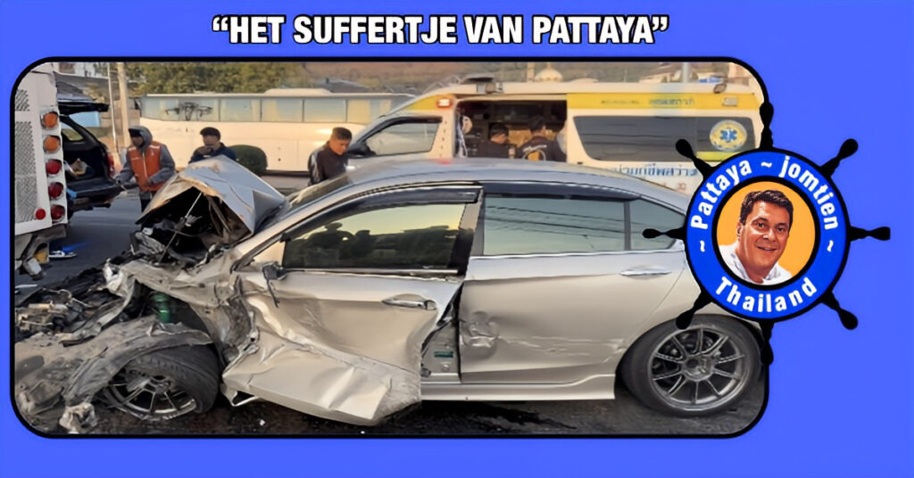 Personenauto botst tegen bus en minivan in Pattaya, waarbij twee personen ernstig gewond raakte