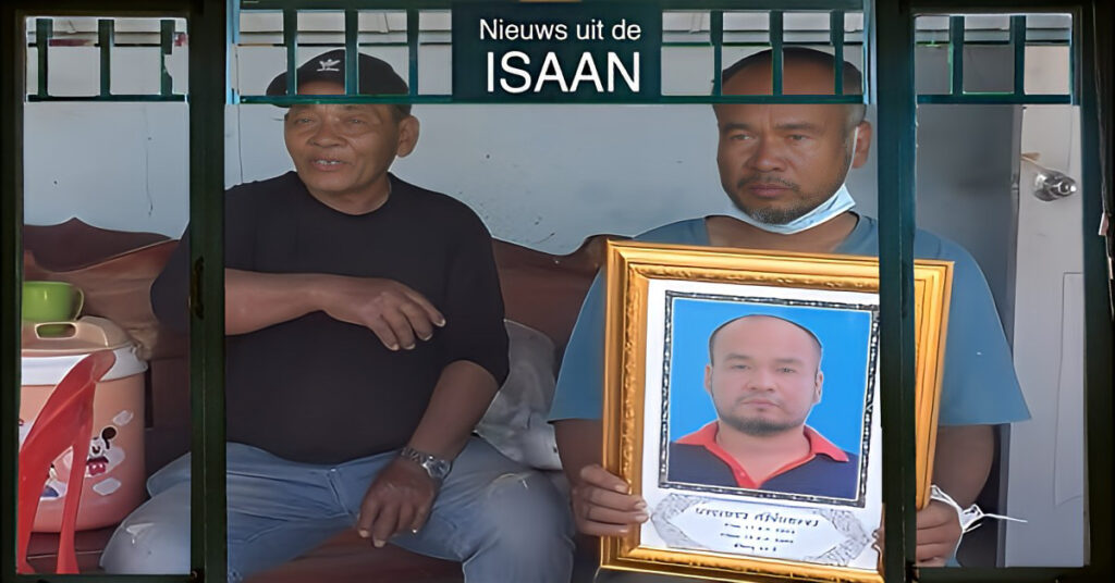 Een Thaise man verraste zijn familie door tijdens de voorbereidingen voor zijn eigen begrafenis in Noordoost-Thailand op te duiken