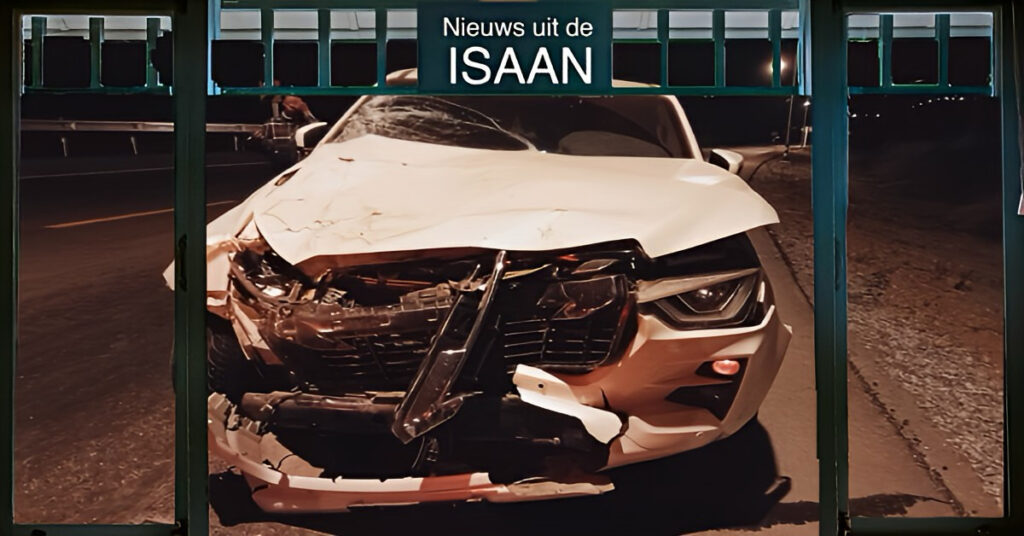 Gisterenavond stak een olifant plotseling de weg over in Noordoost-Thailand, wat leidde tot een ernstige botsing.