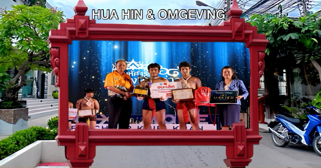 Thaise jongeren presenteren hun Muay Thai kunsten op de toeristische beurs van Prachuap Khiri Khan