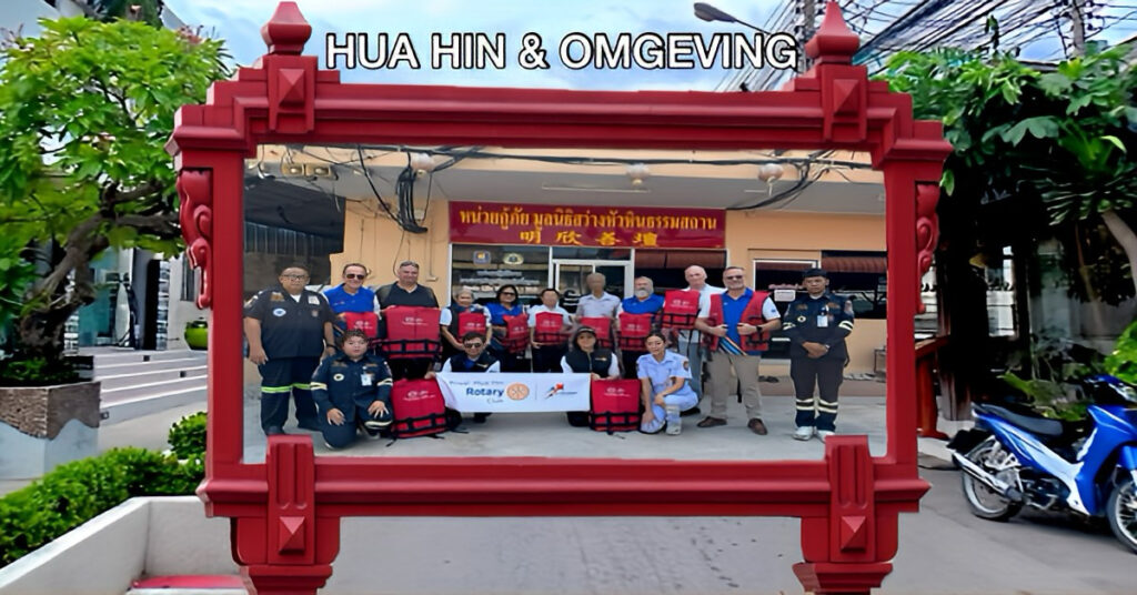 De plaatselijk Rotary Club doneert reddingsvesten aan reddingsdienst van Hua Hin